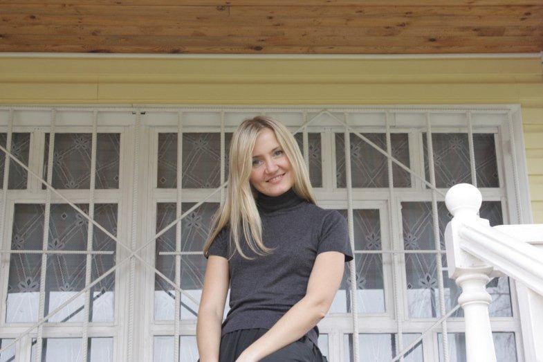 Photos of Russian dating scammers